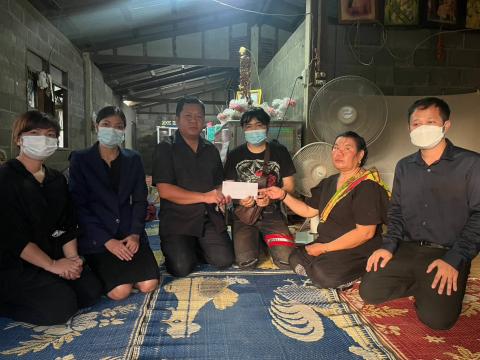 มอบเงินช่วยเหลือนักเรียนประสบอุบัติเหตุเสียชีวิต